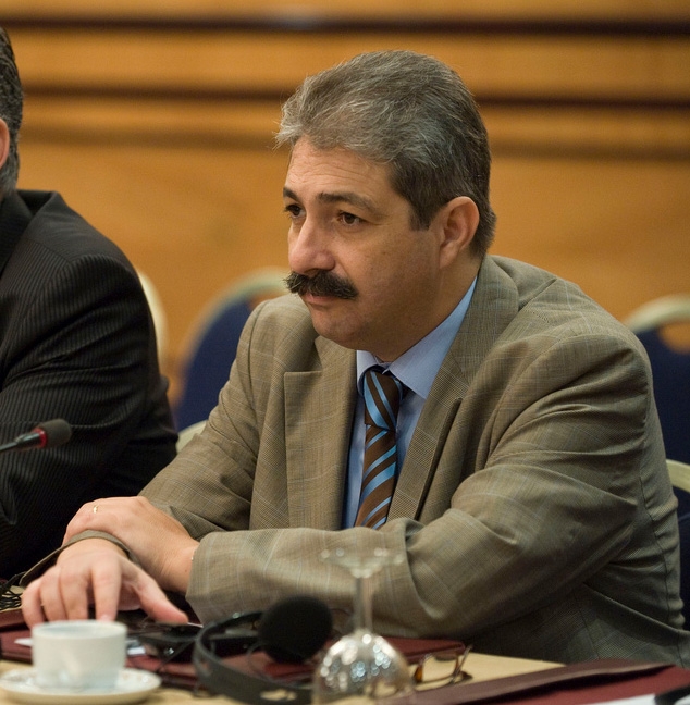 Khelil Ezzaouia ministre des affaires sociales signe un accord avec les syndicalistes